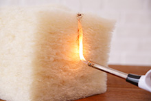 断熱材ウールブレスに火源を近づけた実験写真3